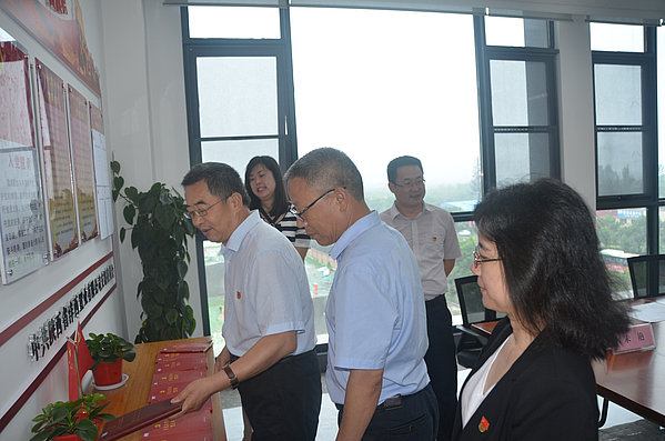 參觀黨員活動(dòng)室.jpg 參觀黨員活動(dòng)室.jpg