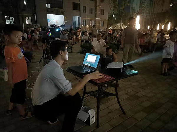 業(yè)主朋友們?cè)谡J(rèn)真觀看電影.jpg 業(yè)主朋友們?cè)谡J(rèn)真觀看電影.jpg